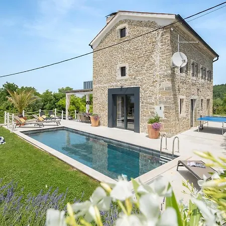 Villa Carica *